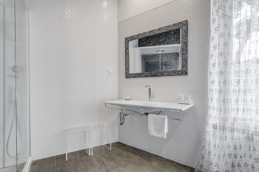 Starlight Luxury Suites 40/40