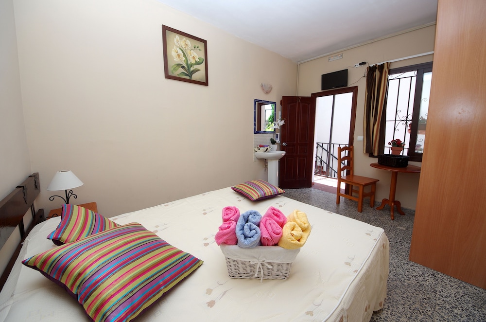 ROOM, DOUBLE BED, SHARED BATHROOM