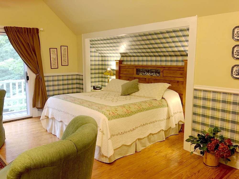 Highland Lake Inn & Resort 32/77