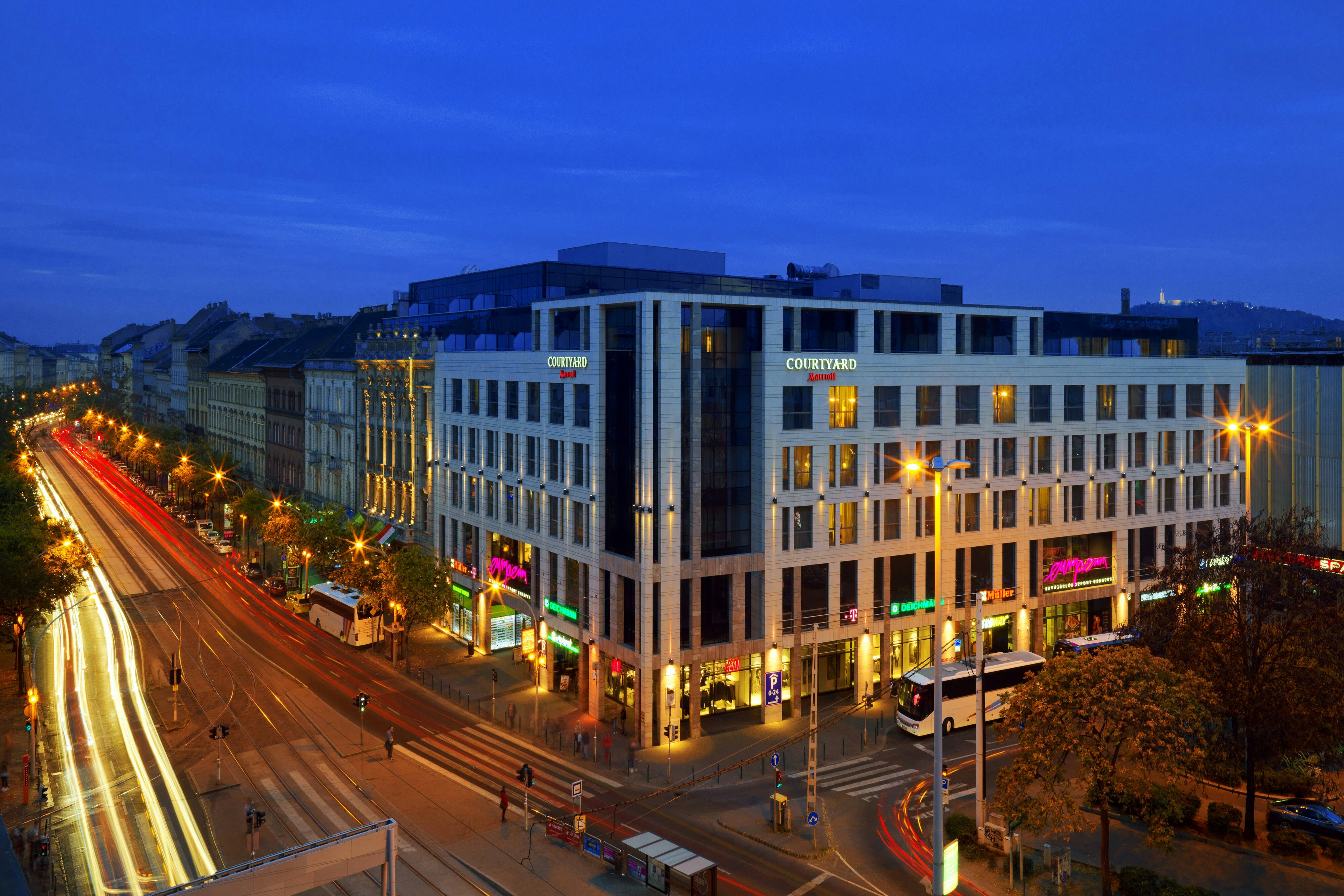 Courtyard By Marriott Budapest City Center Hotel 2/45