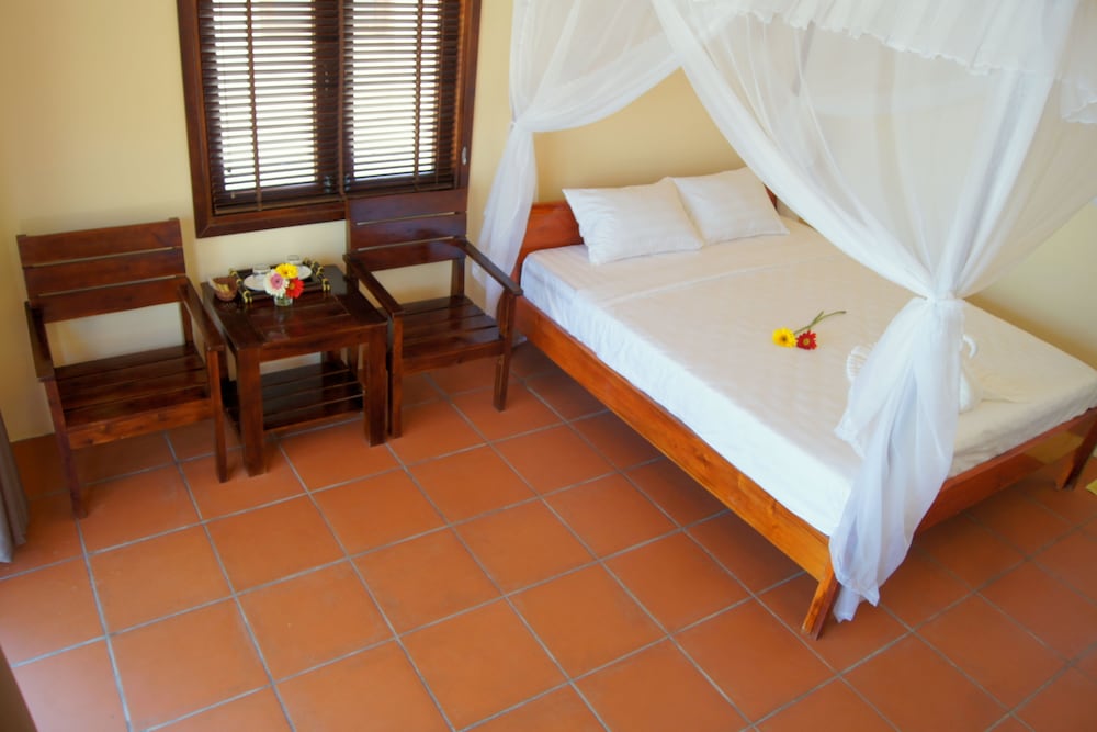 BUNGALOW, BEACH FRONT