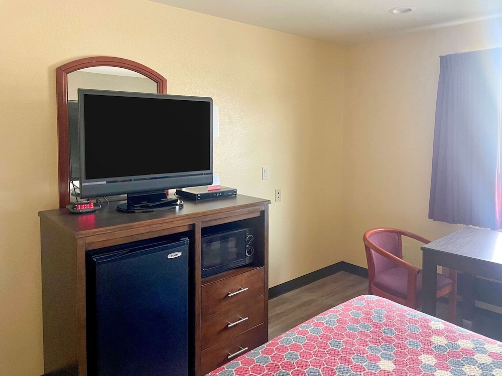 Econo Lodge Inn & Suites Corning Travel Center 21/21