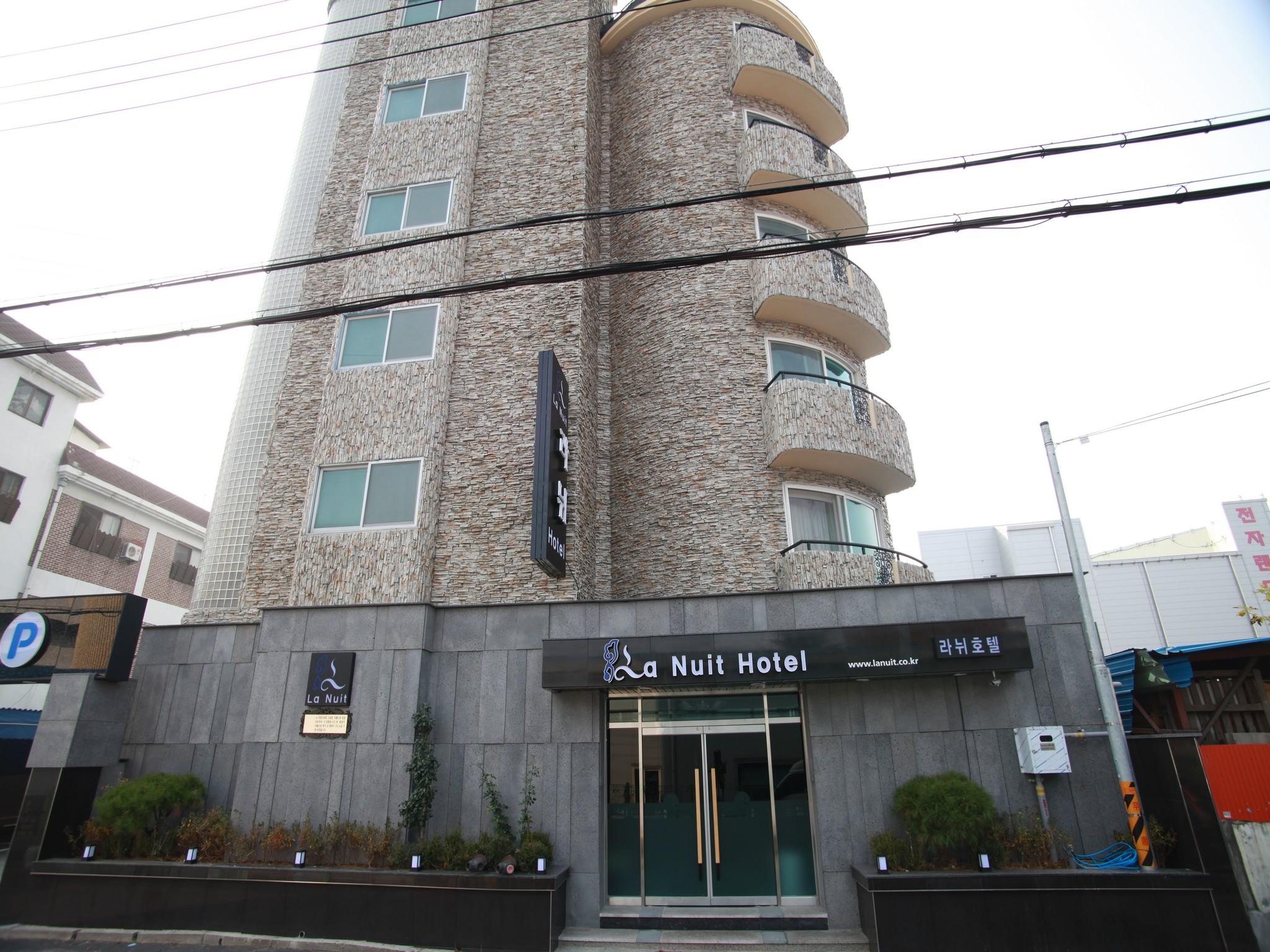 LA NUIT HOTEL 2/22