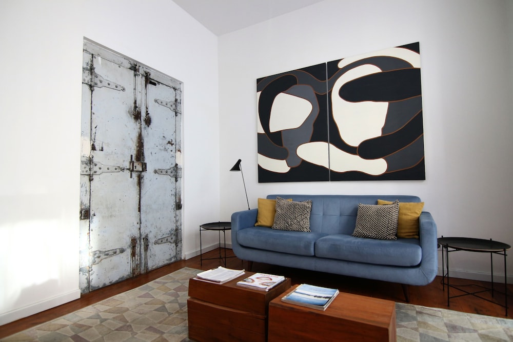 The 8 Downtown Suites 43/67