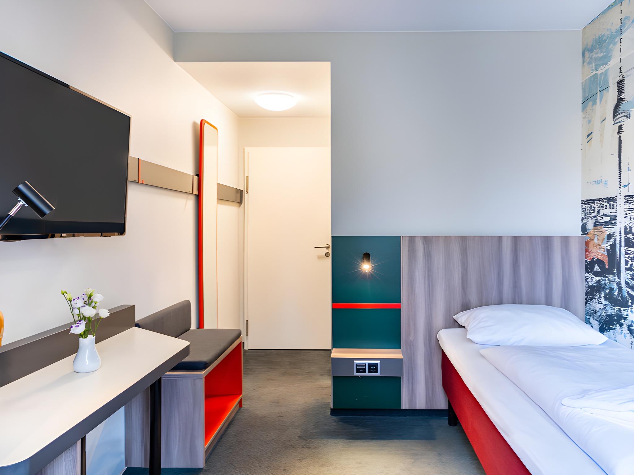 ROOM, SINGLE