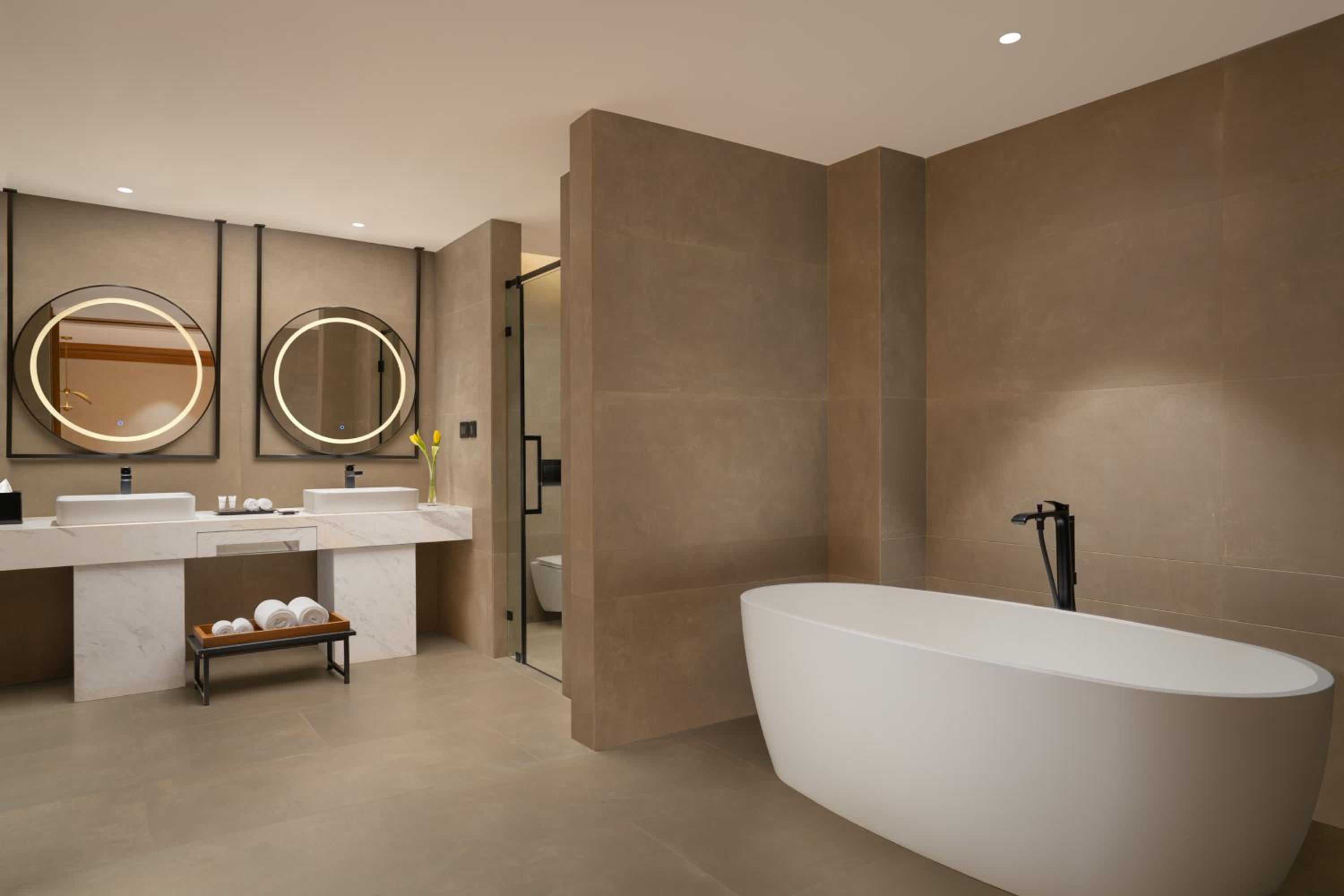 Suite, King Bed, Hill View