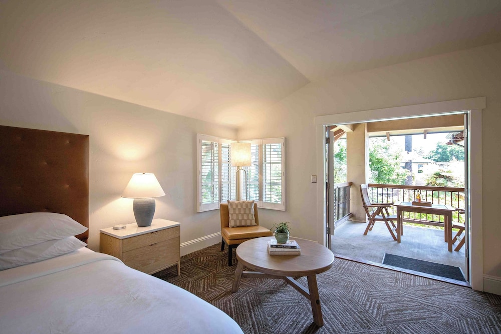 Deluxe, King Bed