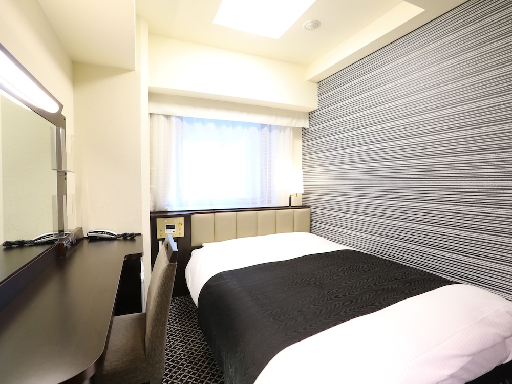 ROOM, SINGLE
