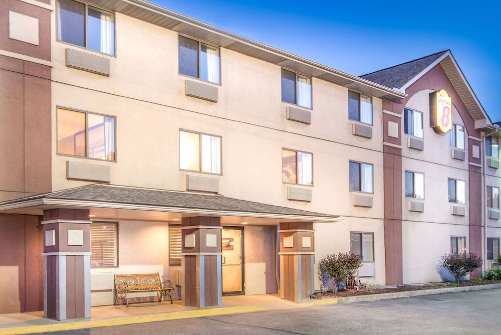 Super 8 by Wyndham Wheeling/Saint Clairsville OH Area 1/36