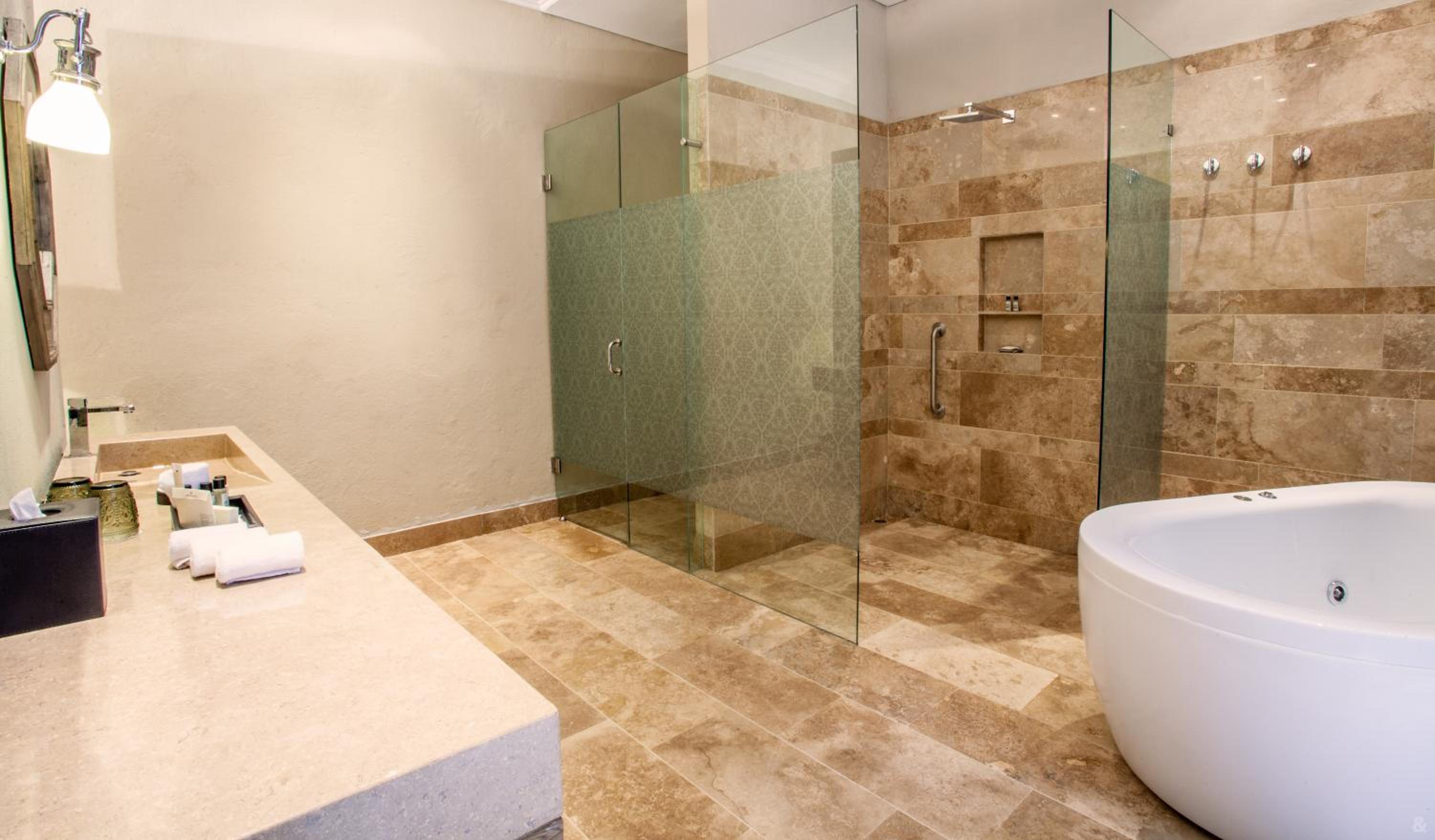 جناح بسرير كوين، Bastion Luxury Hotel 3/6