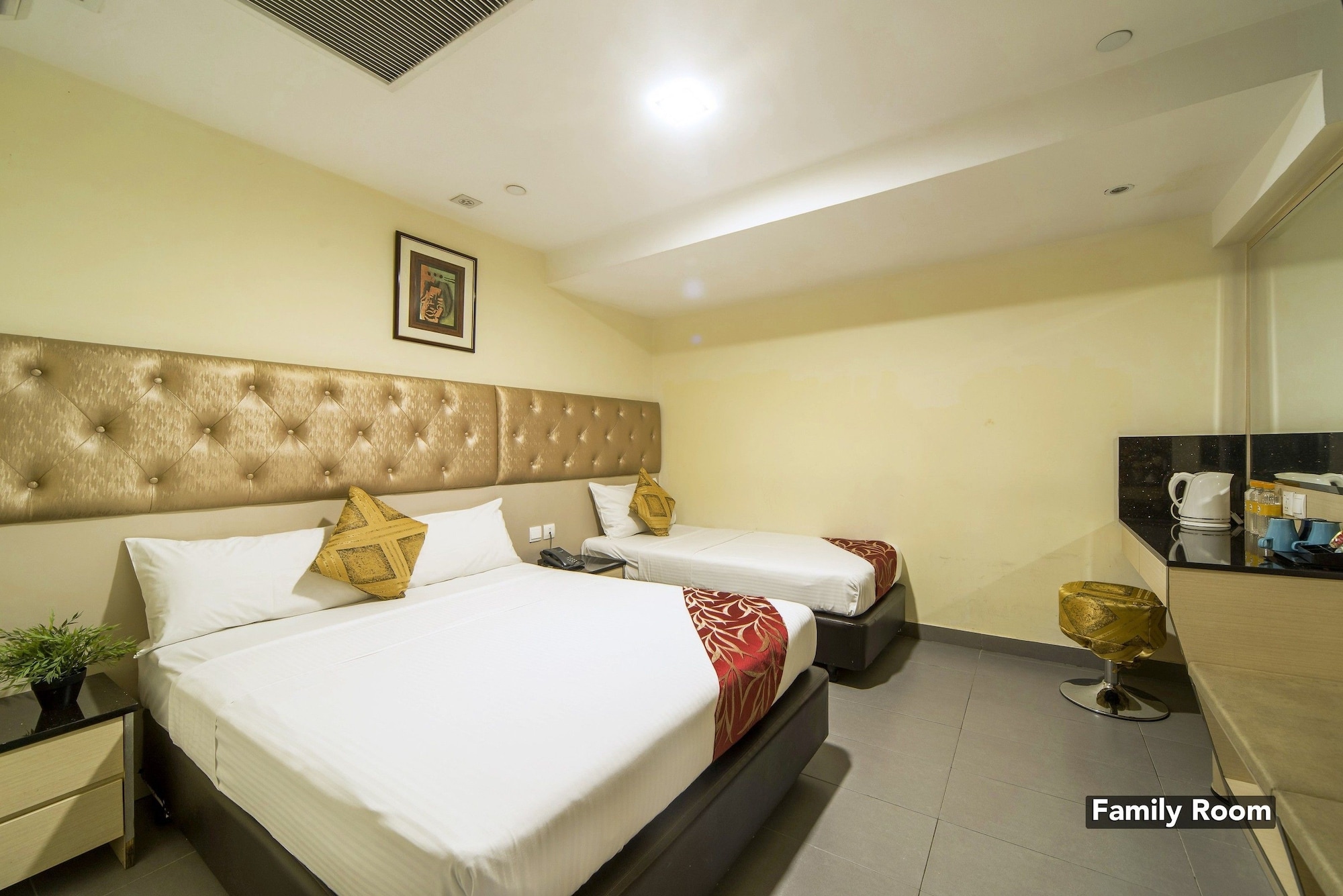 Family Suite, Queen and Twin Beds, No Window، Sandpiper Hotel 3/7