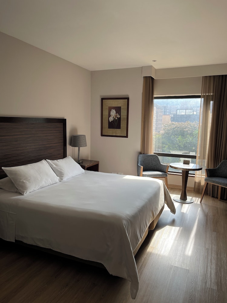 JUNIOR SUITE, KING BED, SOFA