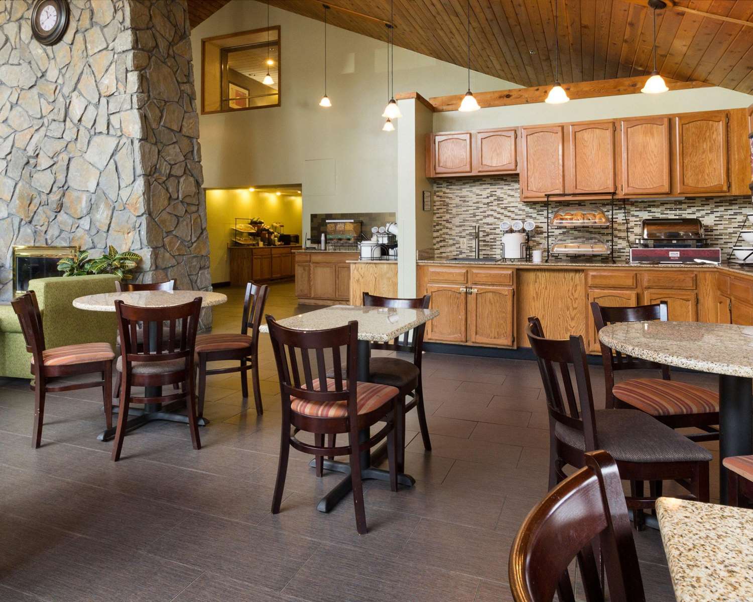 Comfort Inn & Suites Syracuse-Carrier Circle 28/42