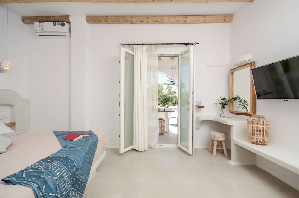 Naxos Nature Suites 11/39