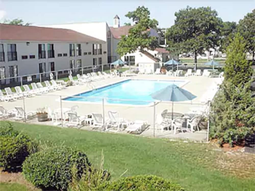 The Mariner Resort Cape Cod by The Red Collection in WEST YARMOUTH - MA