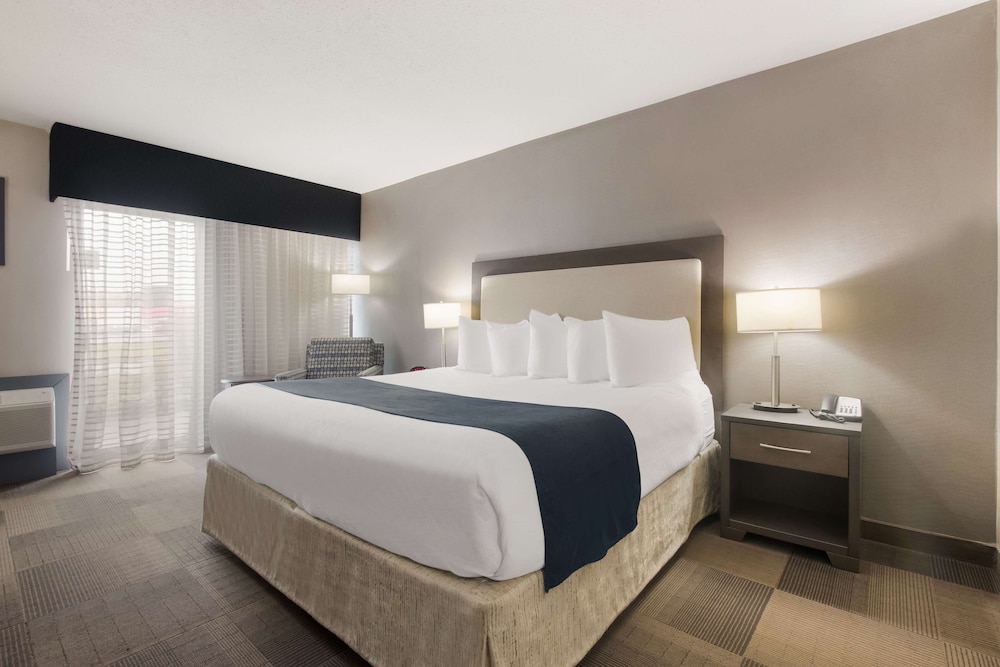 غرفة قياسية بسرير كينج، Best Western St Catharines Hotel Conference Centre 2/4