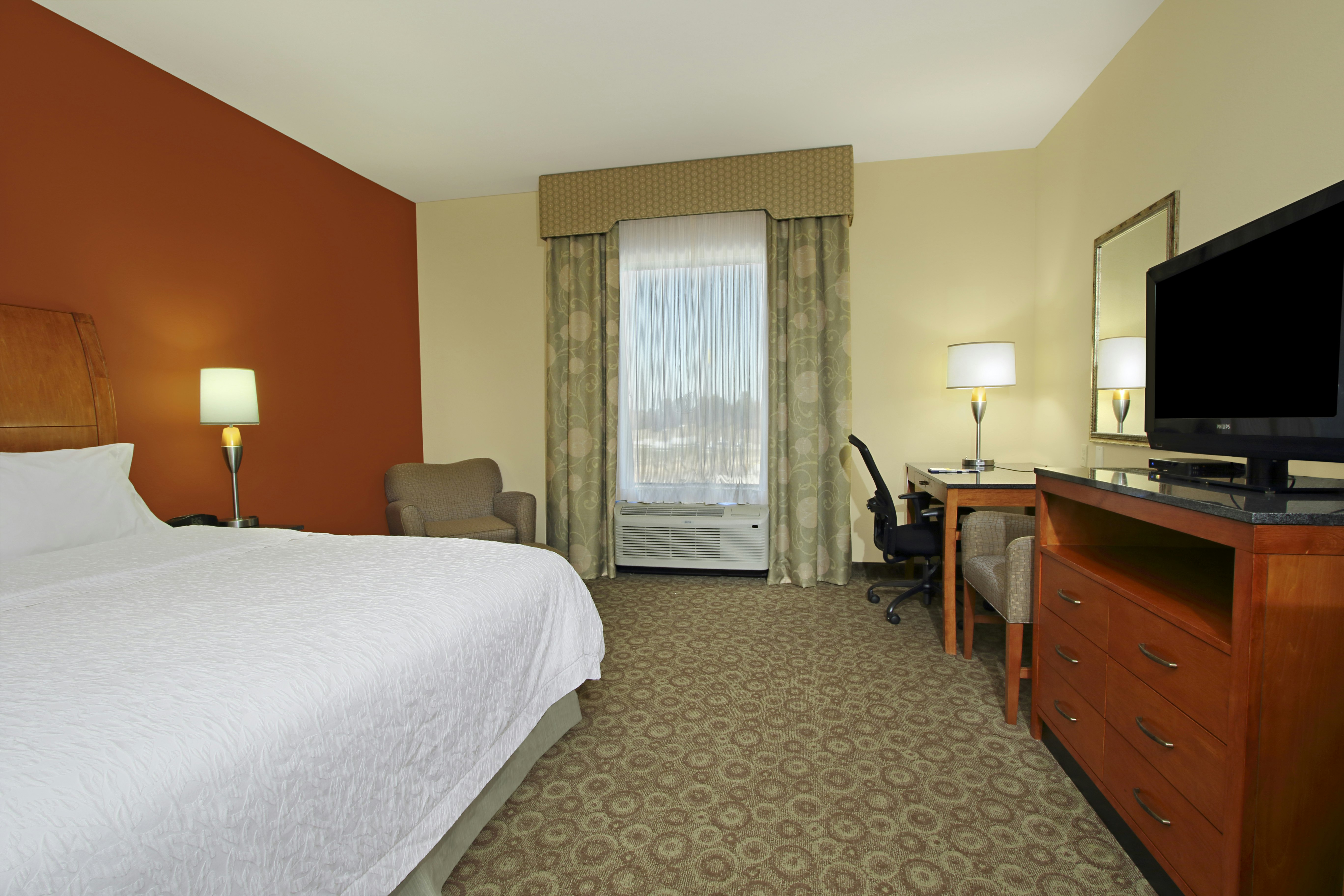 Studio, King Bed, Accessible