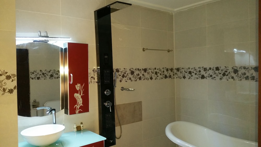Eifell's Hotel's 33/35