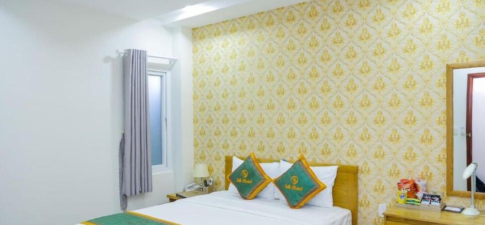 RedDoorz Plus near Tan Son Nhat airport 2 17/50