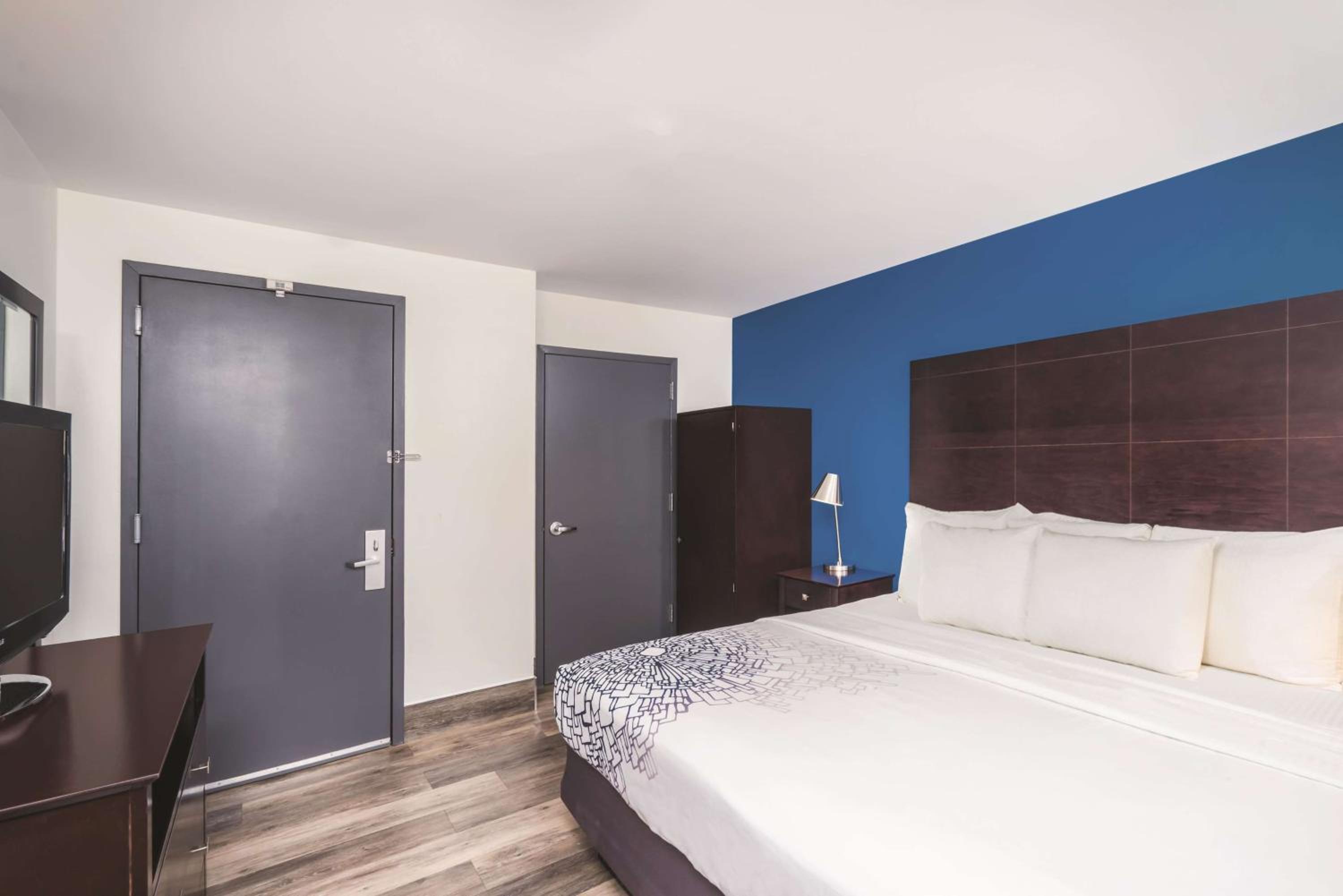 غرفة بسرير كينج بحوض استحمام لذوي الإعاقة، La Quinta Inn & Suites by Wyndham Brooklyn Downtown 7/10