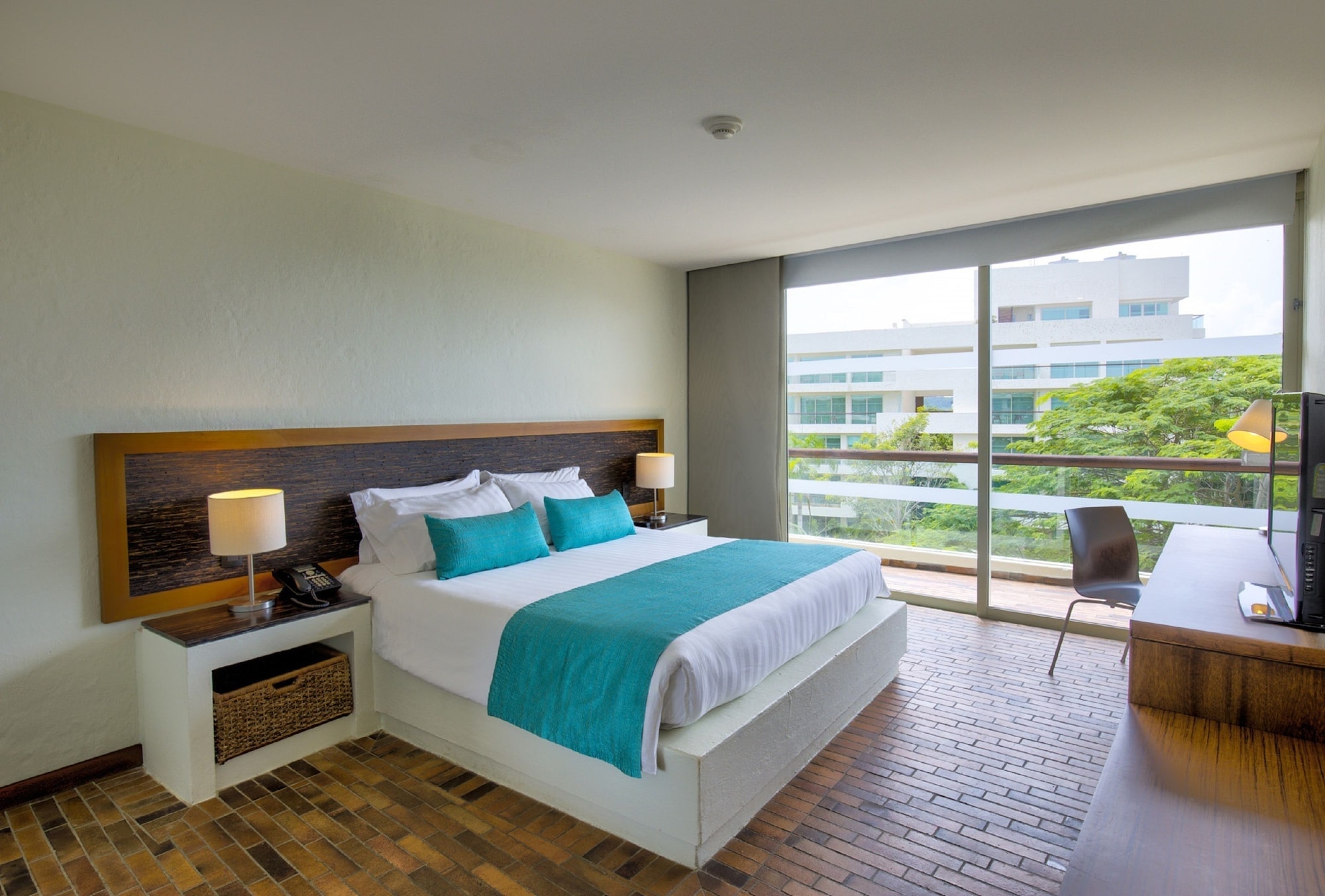 SUITE, KING BED, GARDEN VIEW