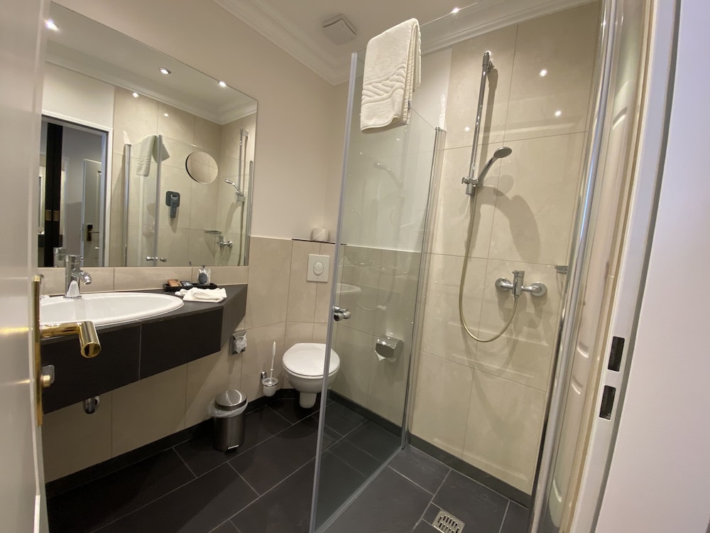 Nells Park Hotel 49/50