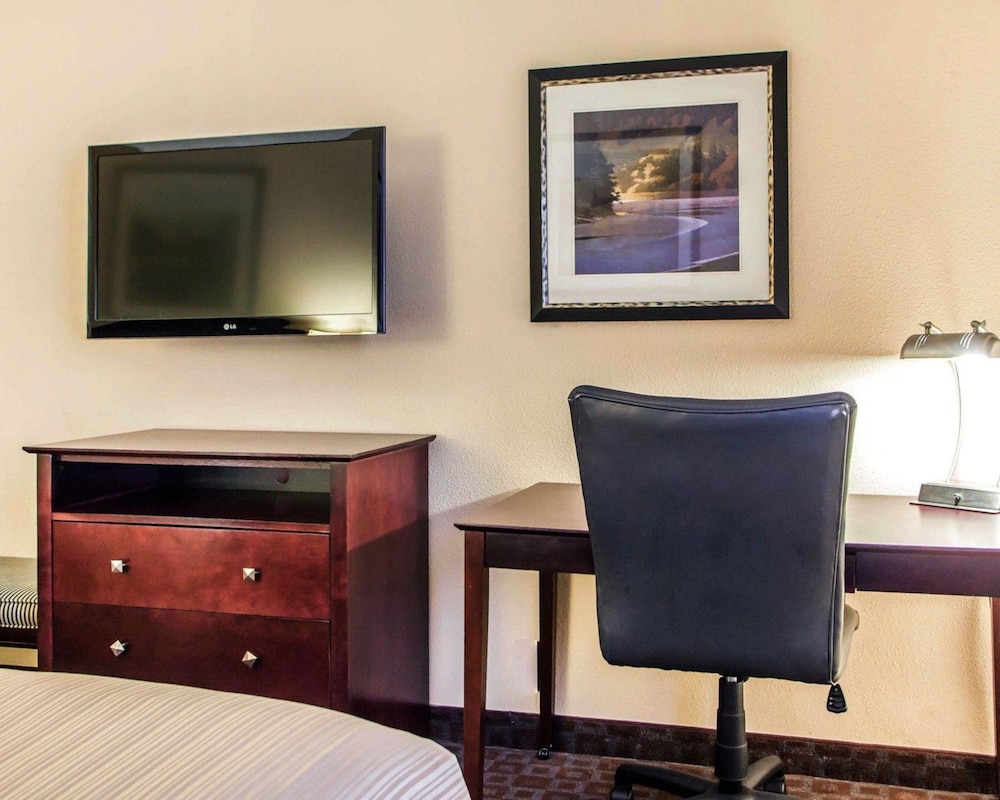 Quality Inn & Suites Peoria 35/50