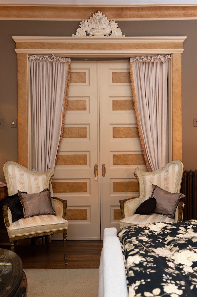 South Broadway Manor Bed and Breakfast 39/72