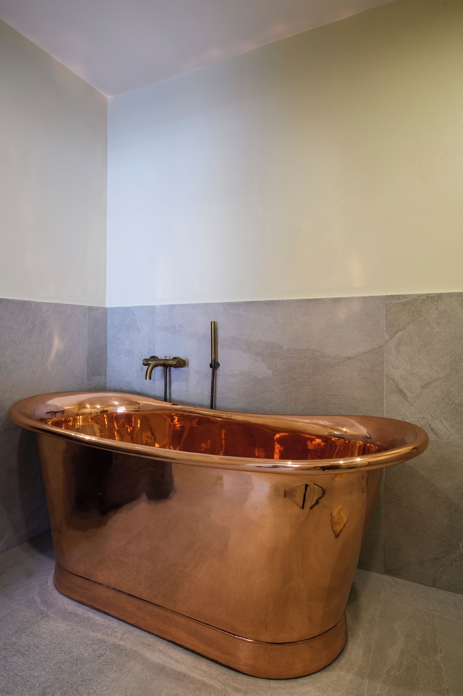 Charisma Hotel 33/50