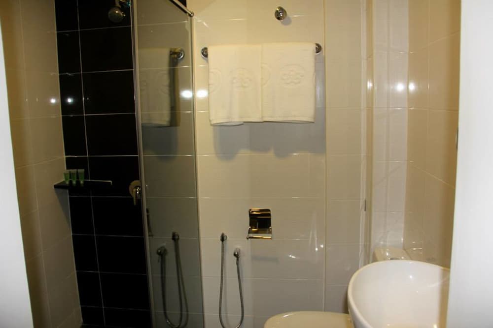 906 Premier Hotel 32/33
