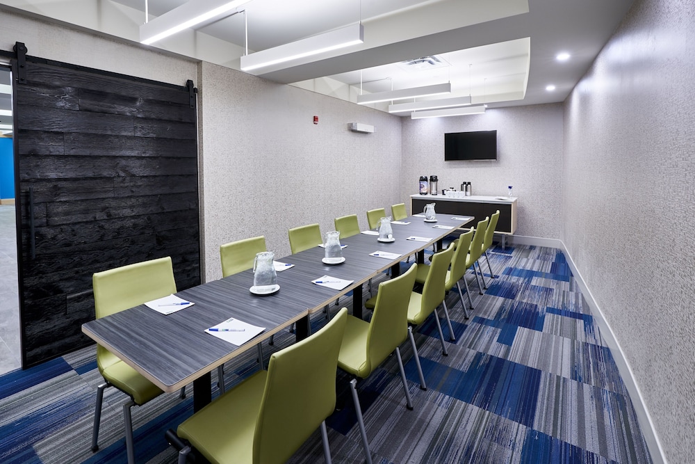Holiday Inn Express Suites Dieppe Airport 54/63