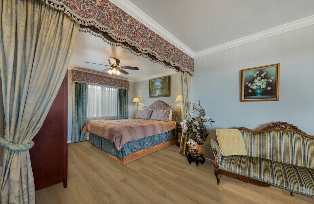 STUDIO, SUITE, KING BED