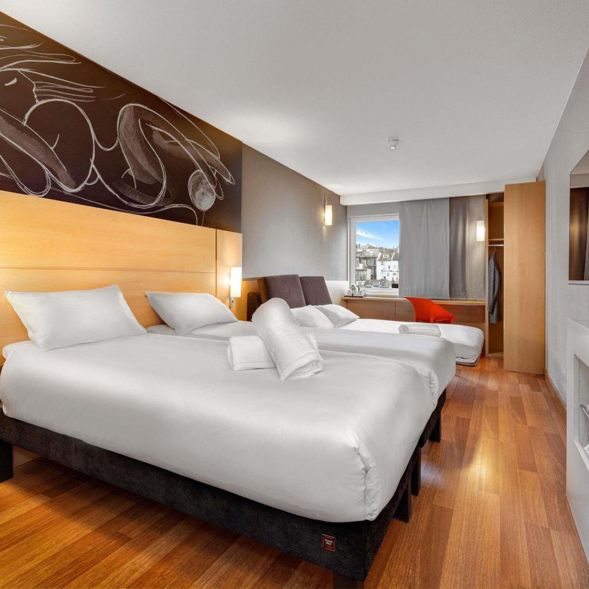 FAMILY, TWIN BEDS, SOFA