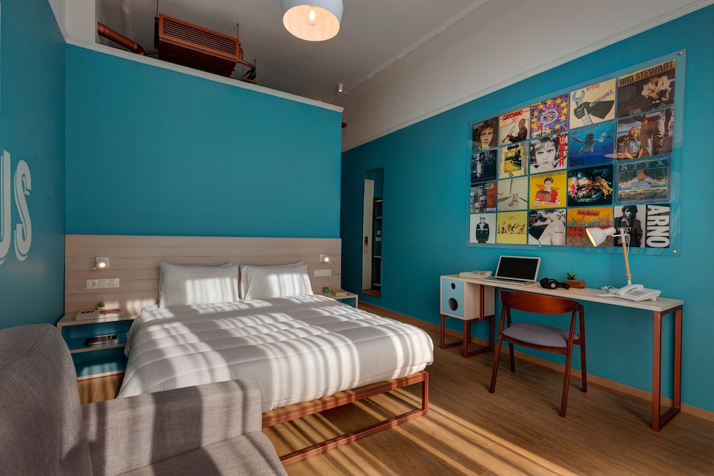 ROOM, DOUBLE BED, PARTIAL SEA VIEW, LARGE