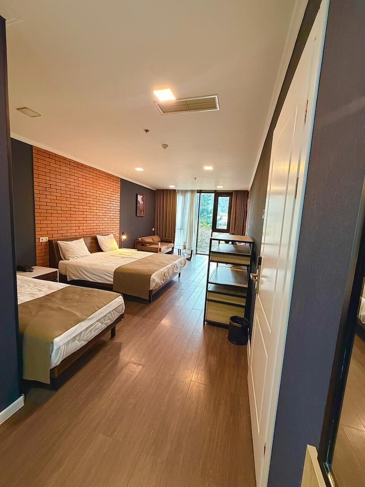 Bricks Hotel 24/57