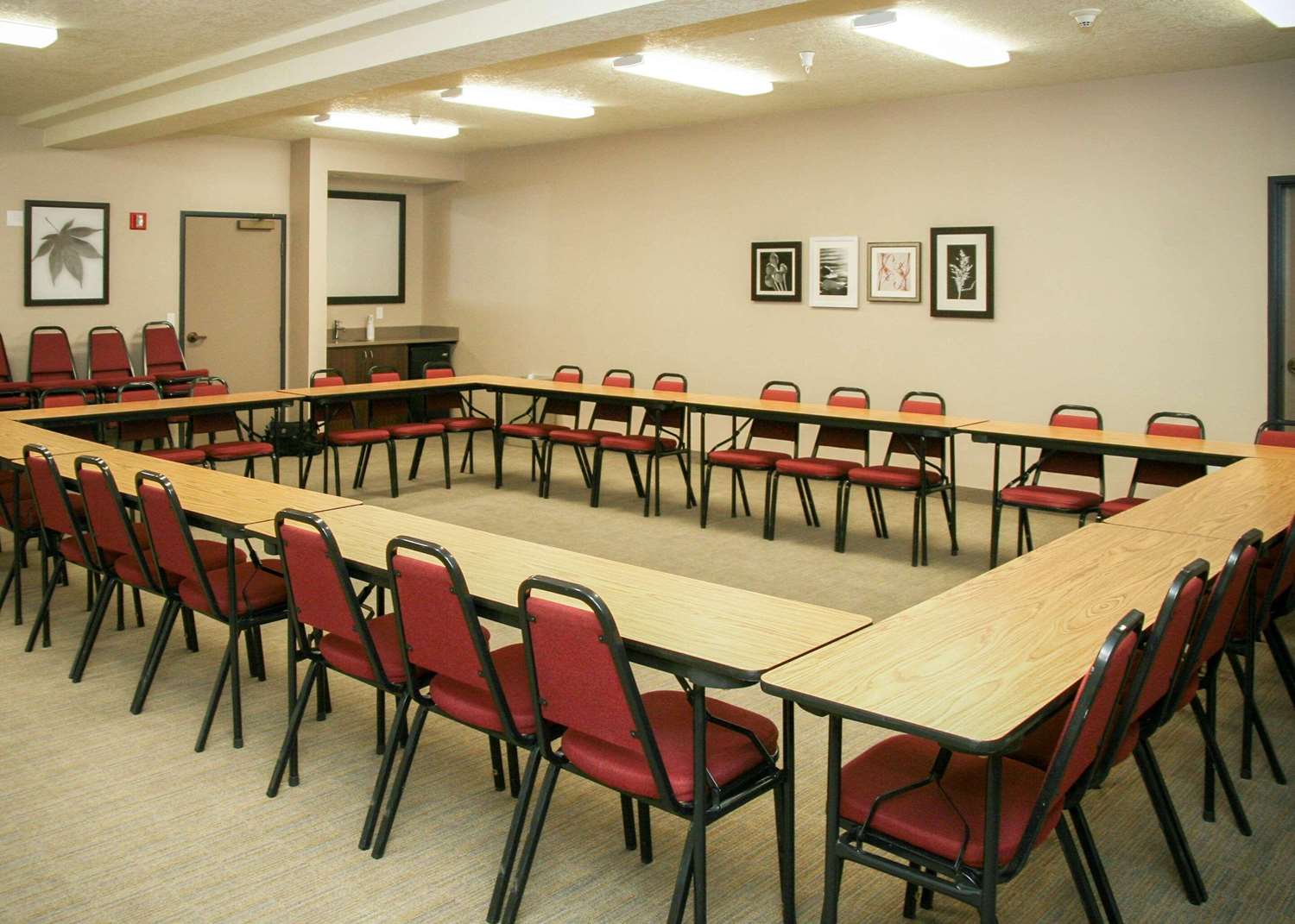 Country Inn & Suites by Radisson, Prineville, OR 15/21