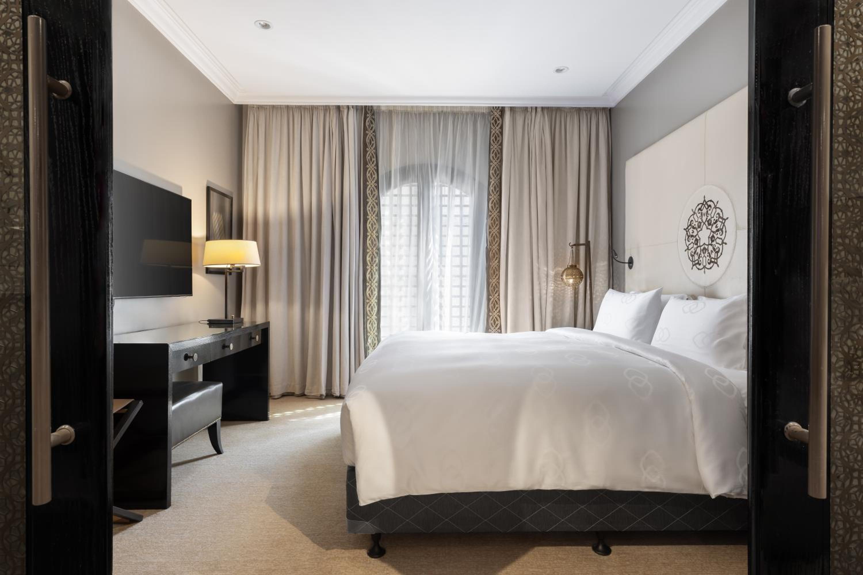 Junior Suite, King Bed, Partial Haram View, Plaza View