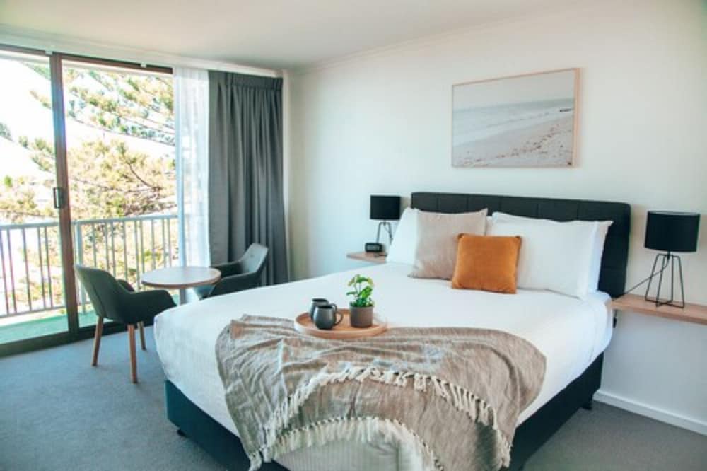 ROOM, QUEEN BED, OCEAN VIEW