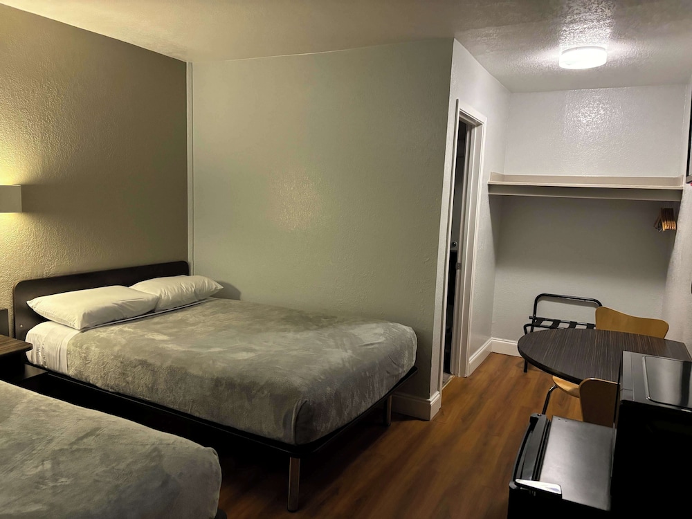 Motel6 Pensacola, FL - West 7/23