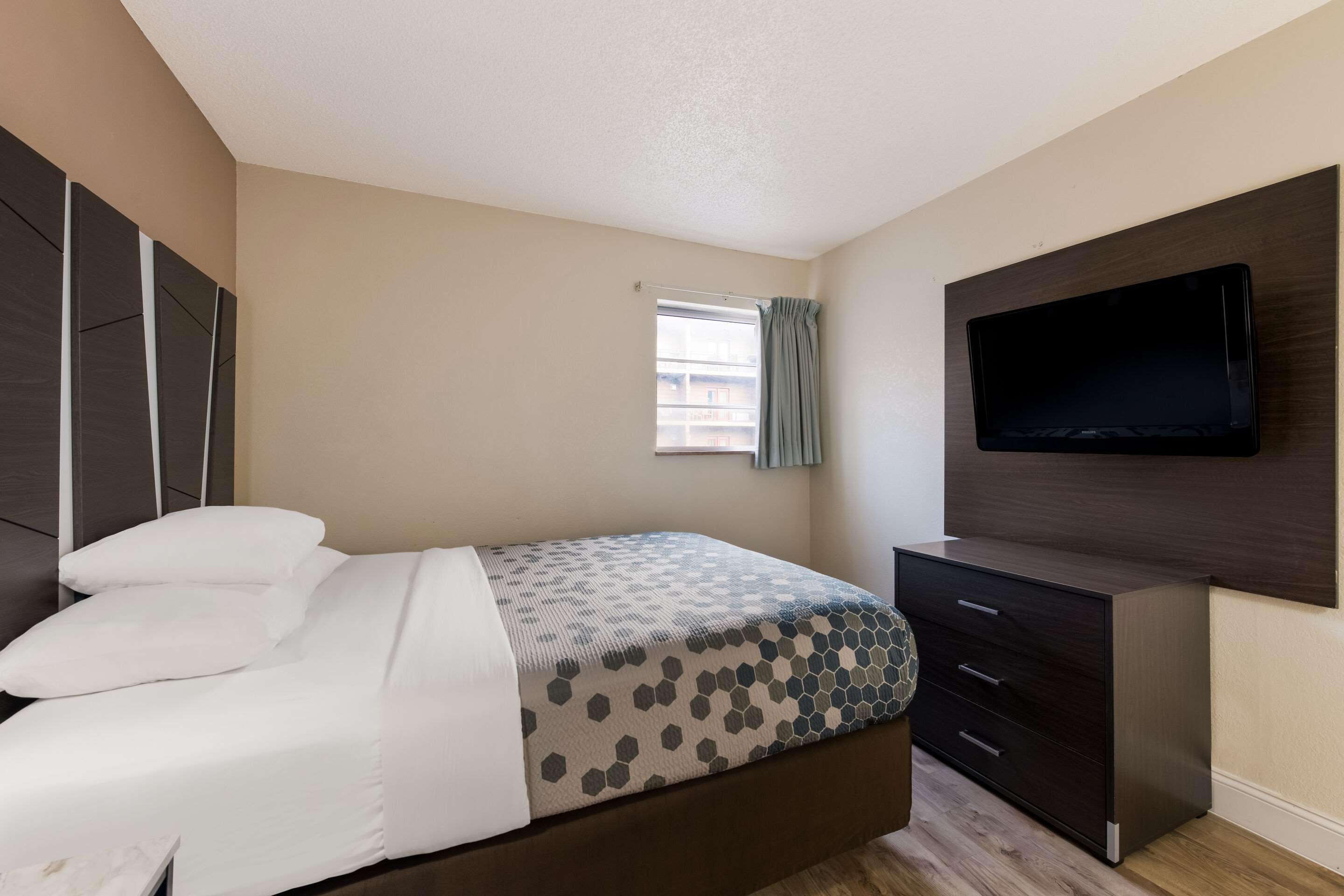 SUITE, KING AND QUEEN BED