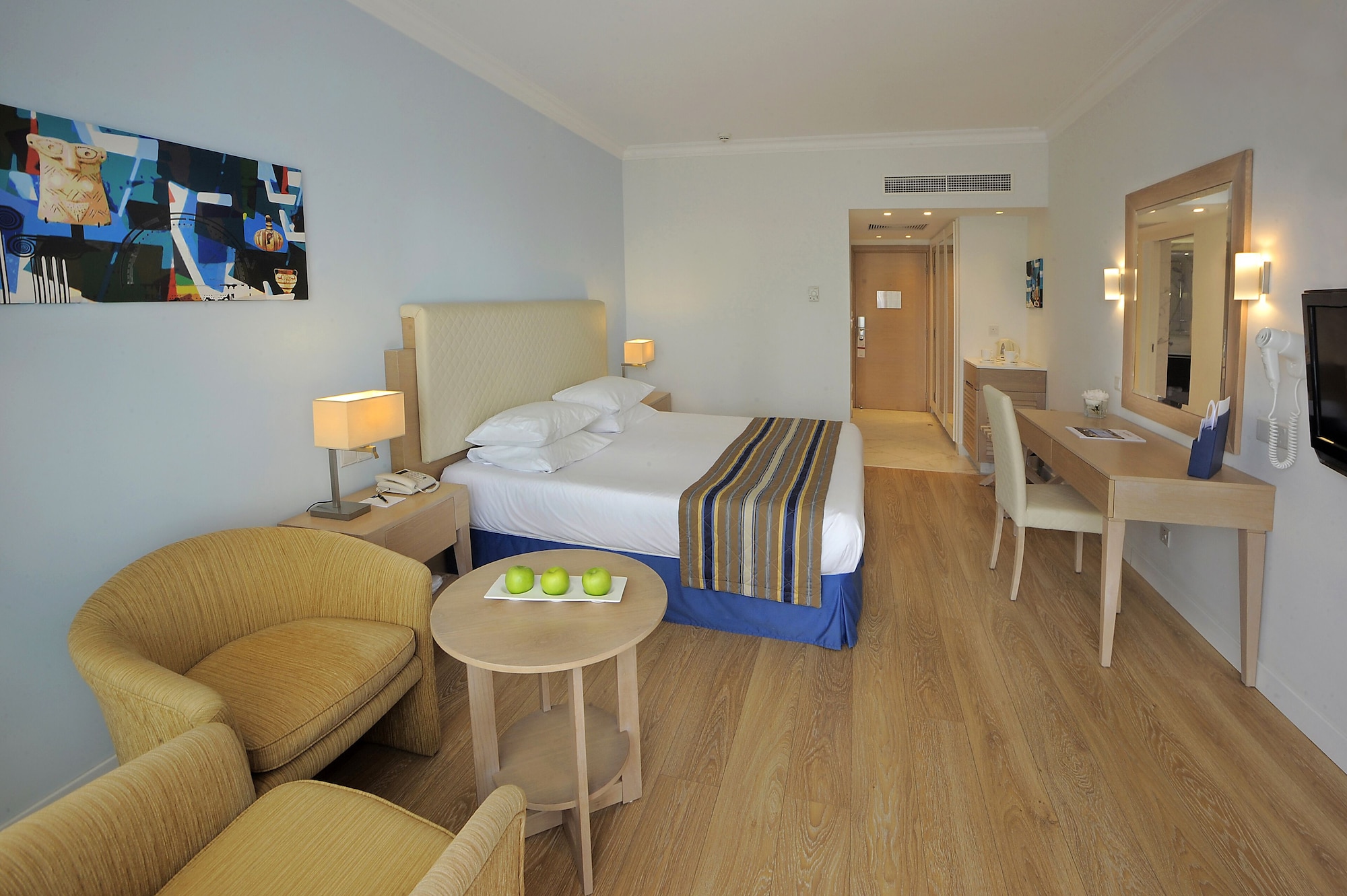DELUXE, DOUBLE BED, PARTIAL SEA VIEW