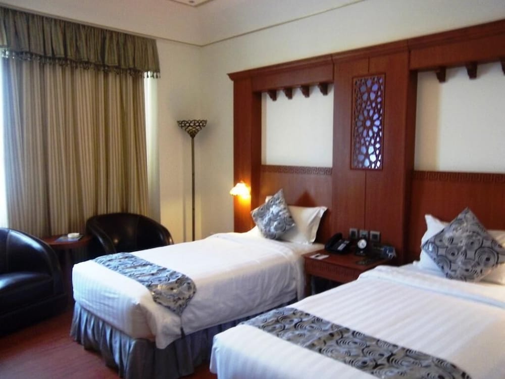 The Platinum Hotel 24/64