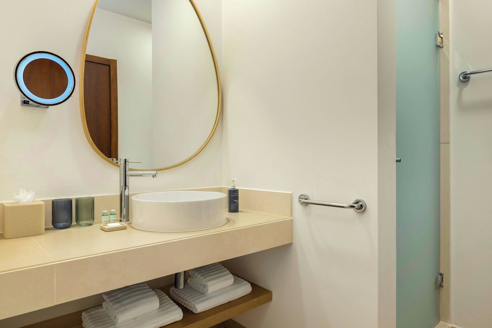 جناح جونيور بسرير كينج بإطلالة على المسبح مع أريكة، The Westin Salgados Beach Resort, Algarve 5/5