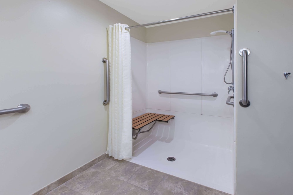 غرفة بسرير كوين لذوي الإعاقة، Americinn By Wyndham Silver City 4/4