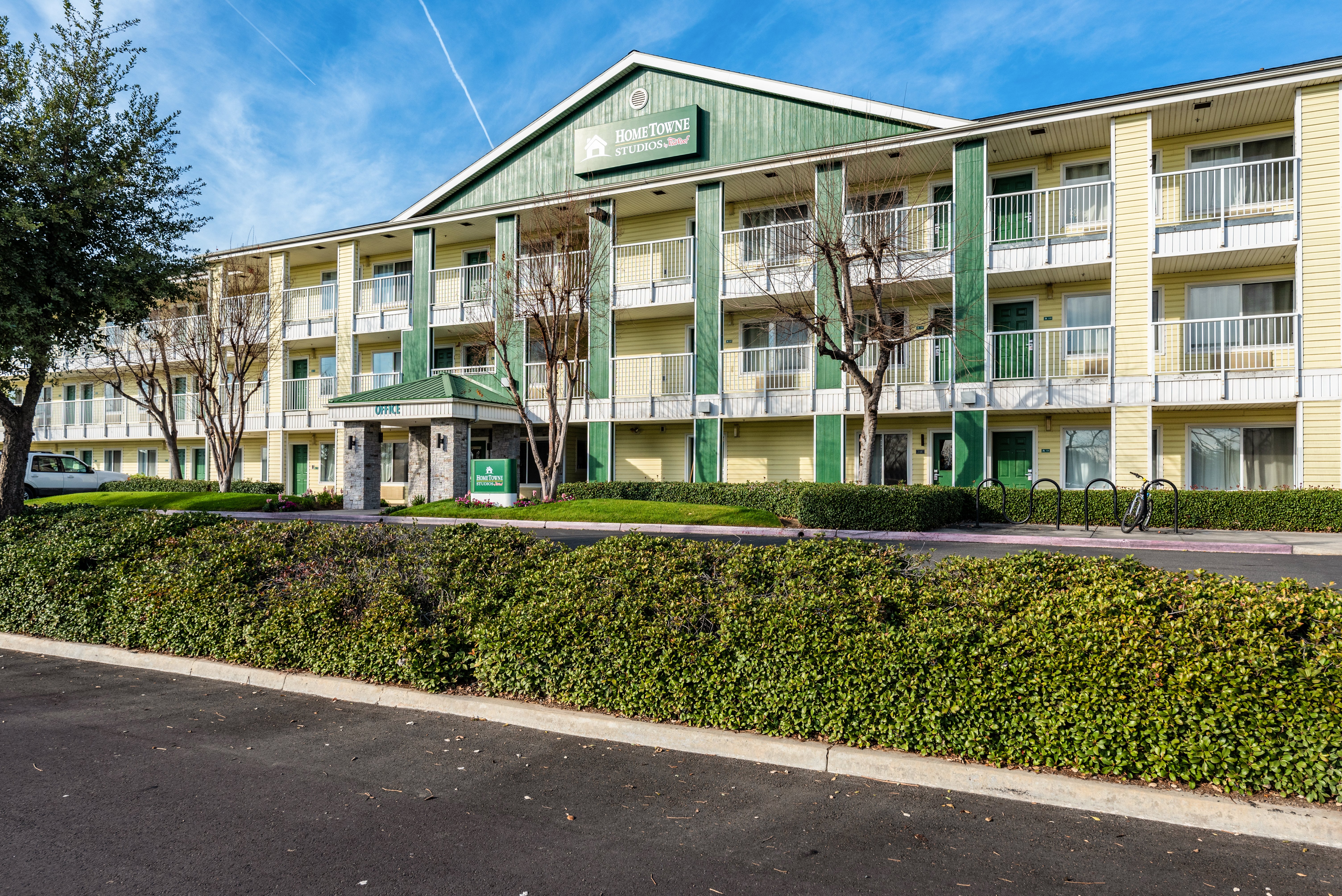 HomeTowne Studios by Red Roof Fresno - West 38/39
