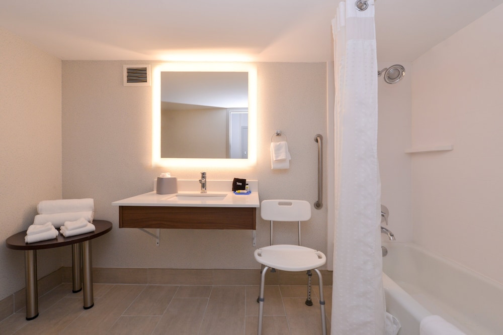 Holiday Inn Express Towson Baltimore North 63/63