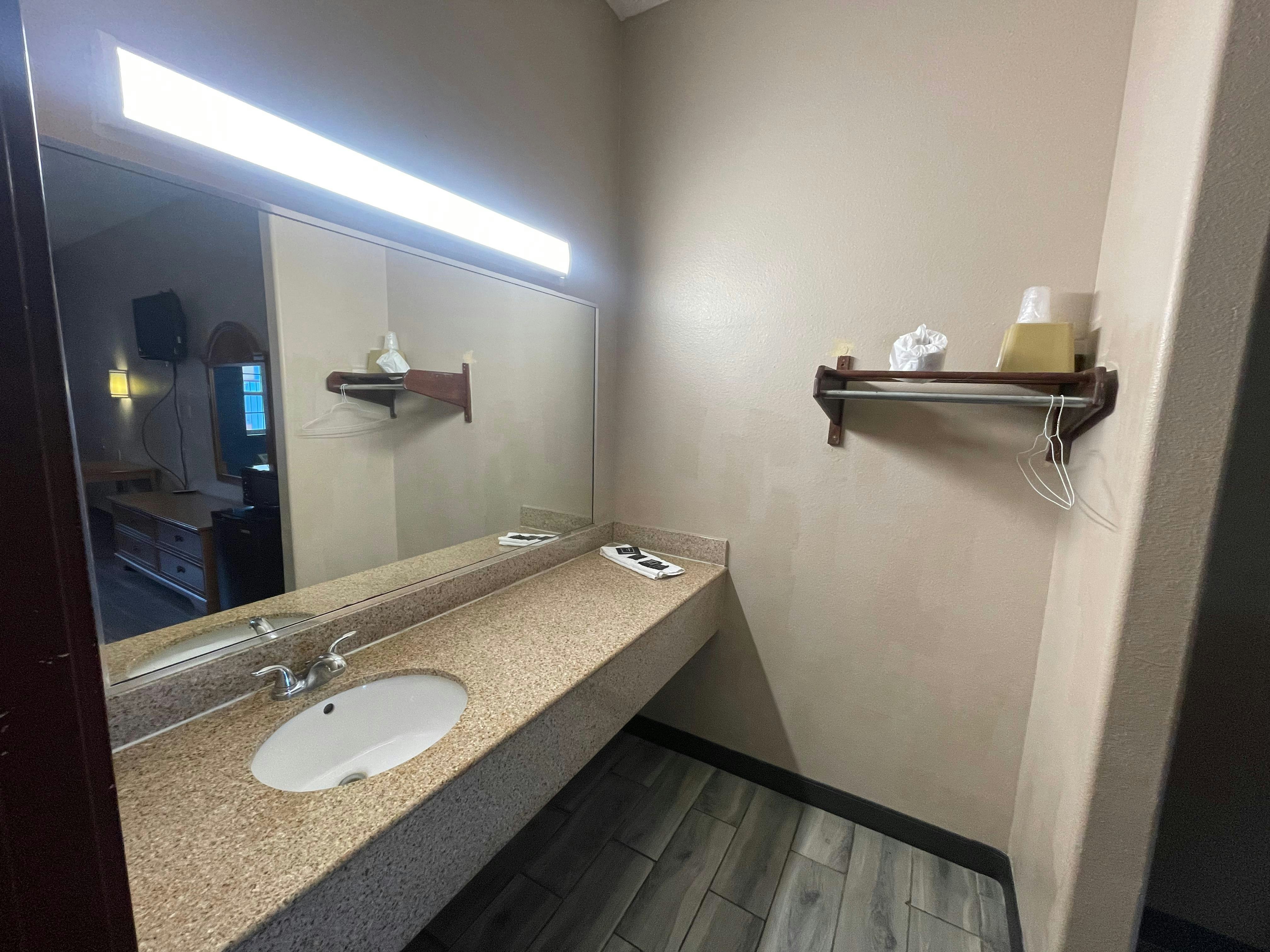 Airport Inn & Suites South Padre Island I 37 22/23