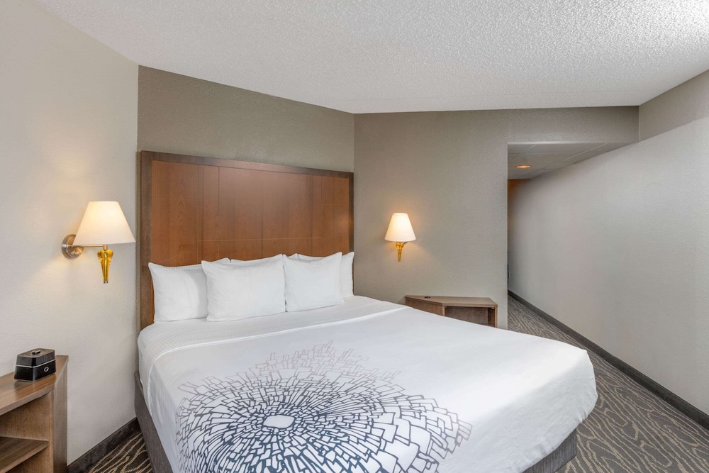 La Quinta Inn and Suites by Wyndham Secaucus Meadowlands 8/41
