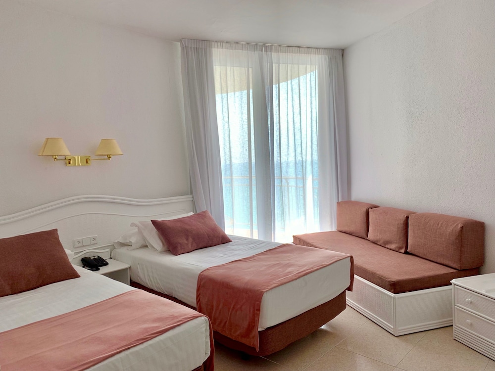 غرفة كلاسيكية بسرير كوين بشرفة بإطلالة جزئية على البحر، Hotel Aromar 8/10