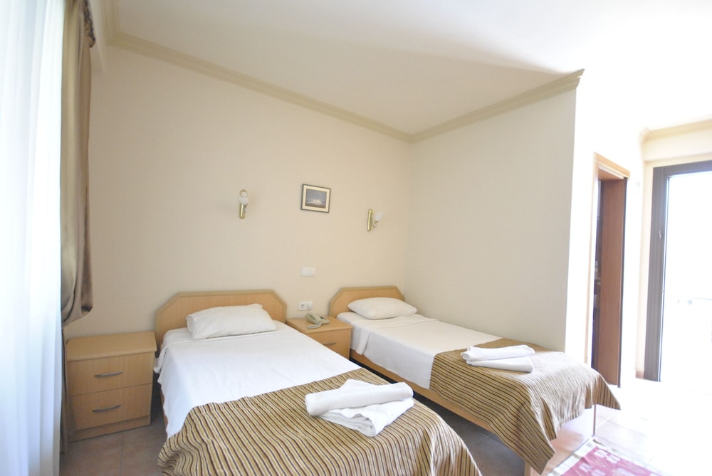 MOMS HOTEL 16/44